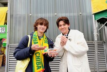 左から大内リオン（AmBitious）、小瀧望（WEST.）。©テレビせとうち