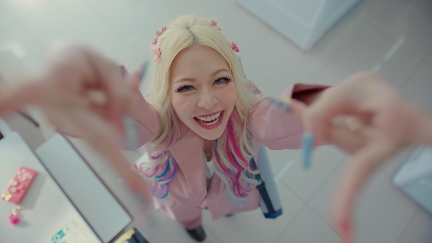 “ギャルピース”する荒川（エルフ）。