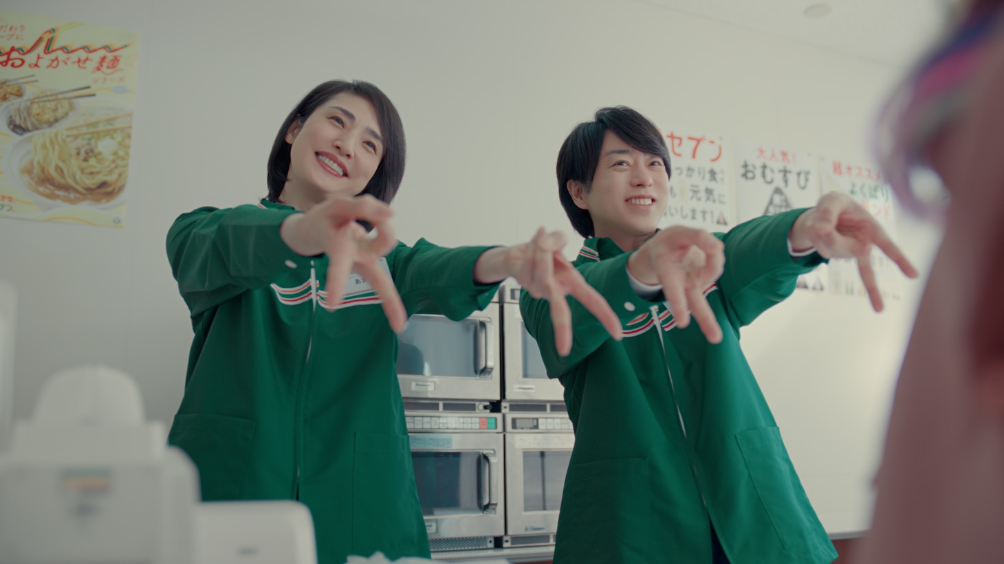 “ギャルピース”する天海祐希（左）と櫻井翔（右）。