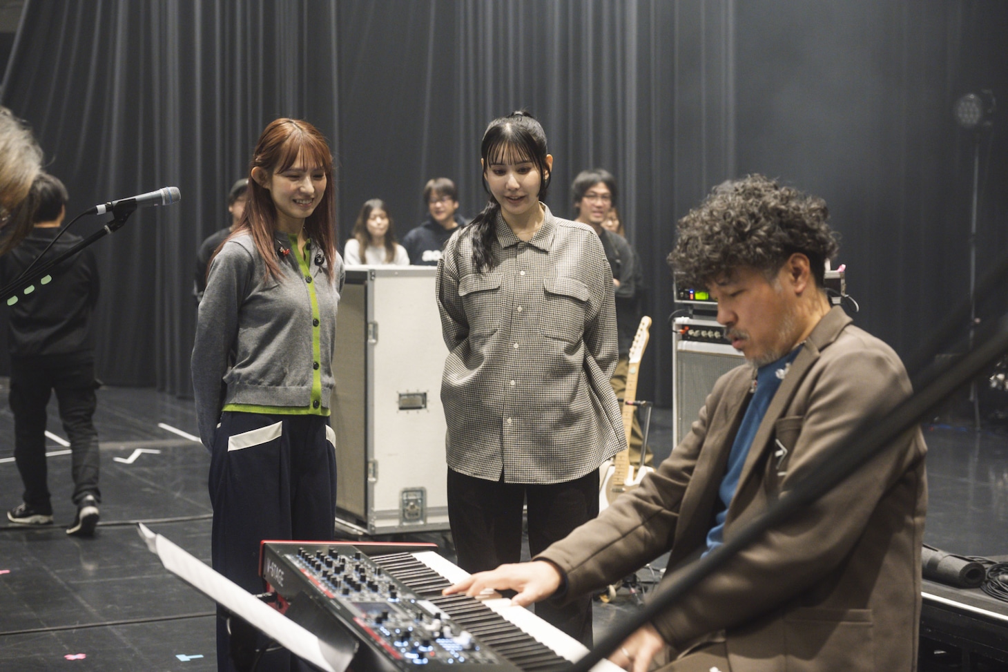左からHARUNA（Vo, G / SCANDAL）、TOMOMI（B, Vo / SCANDAL）、常田真太郎（Piano, Cho / スキマスイッチ）。（Photo by Takeshi Yao）