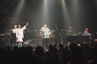 スキマスイッチのステージに登場したHARUNA（Vo, G / SCANDAL）。（Photo by Takeshi Yao）