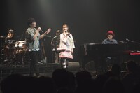 スキマスイッチのステージに登場したHARUNA（Vo, G / SCANDAL）。（Photo by Takeshi Yao）