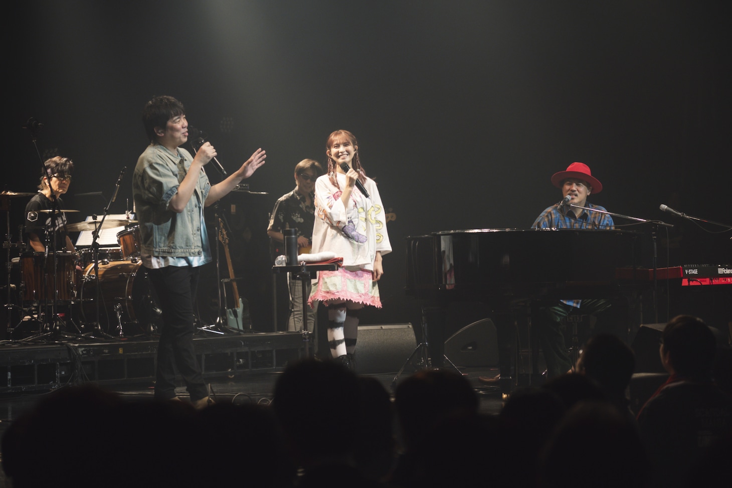 スキマスイッチのステージに登場したHARUNA（Vo, G / SCANDAL）。（Photo by Takeshi Yao）