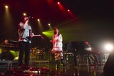 スキマスイッチとHARUNA（Vo, G / SCANDAL）によるコラボステージの様子。（Photo by Takeshi Yao）