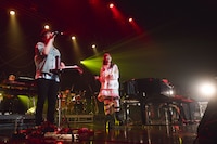 スキマスイッチとHARUNA（Vo, G / SCANDAL）によるコラボステージの様子。（Photo by Takeshi Yao）