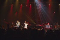 スキマスイッチとHARUNA（Vo, G / SCANDAL）によるコラボステージの様子。（Photo by Takeshi Yao）