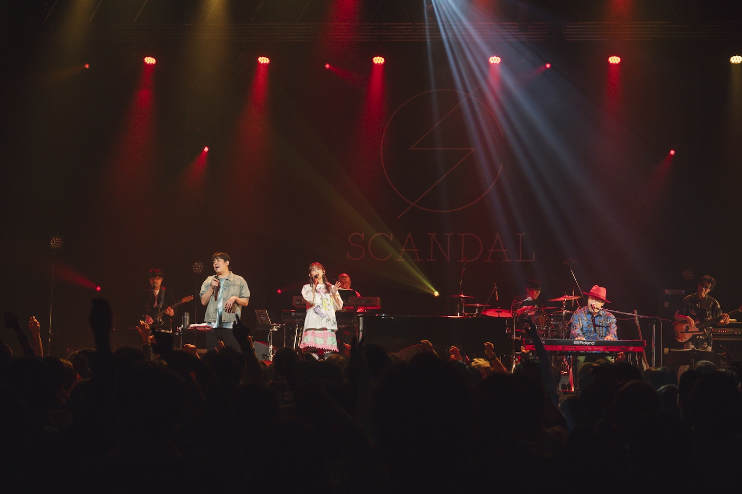 スキマスイッチとHARUNA（Vo, G / SCANDAL）によるコラボステージの様子。（Photo by Takeshi Yao）