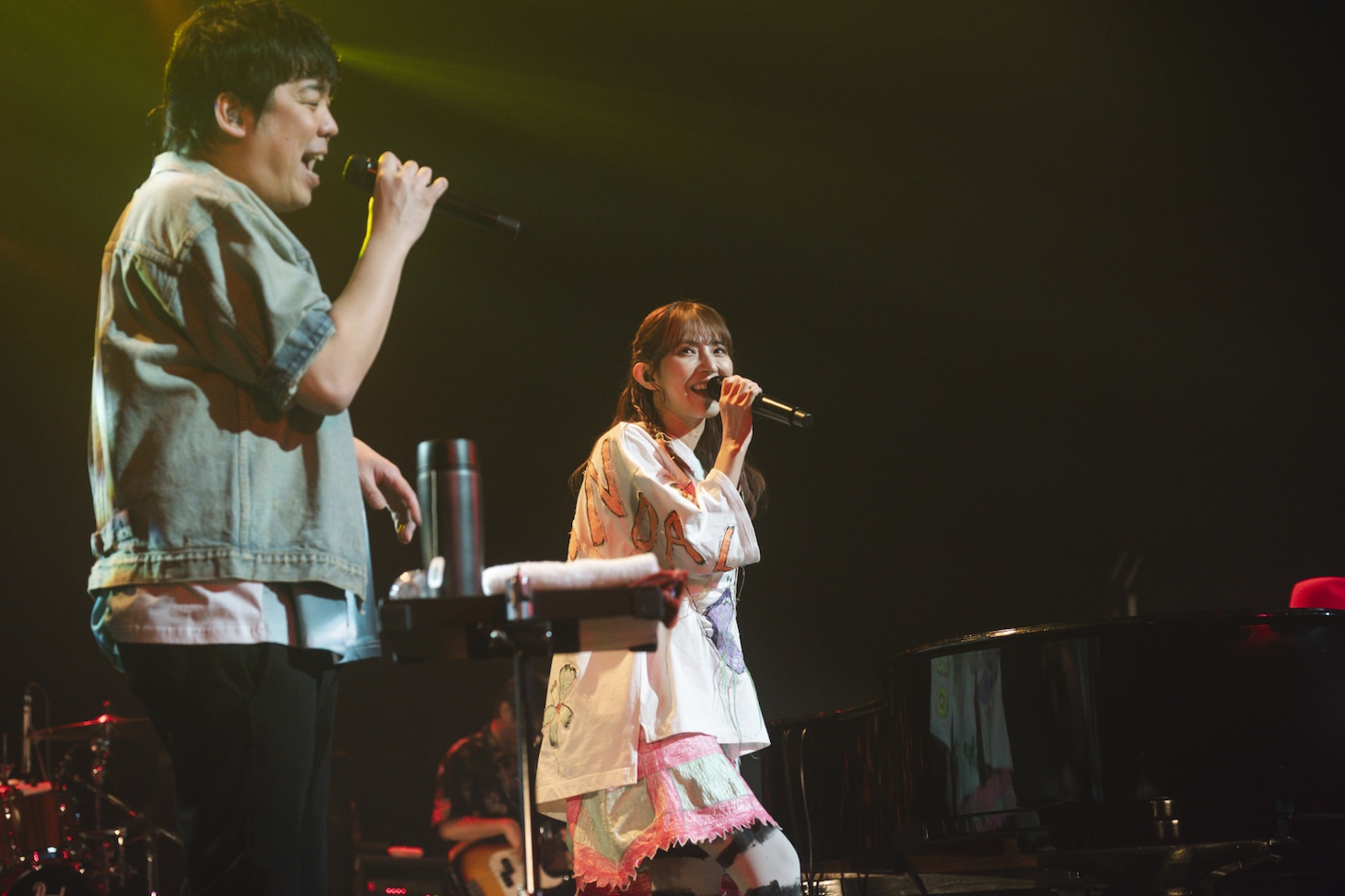 左から大橋卓弥（Vo, G / スキマスイッチ）、HARUNA（Vo, G / SCANDAL）。（Photo by Takeshi Yao）