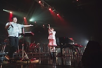 スキマスイッチとHARUNA（Vo, G / SCANDAL）によるコラボステージの様子。（Photo by Takeshi Yao）