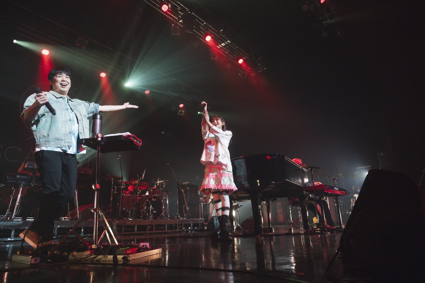 スキマスイッチとHARUNA（Vo, G / SCANDAL）によるコラボステージの様子。（Photo by Takeshi Yao）