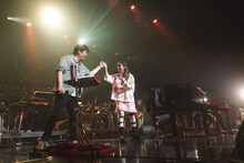 グータッチを交わす大橋卓弥（Vo, G / スキマスイッチ）とHARUNA（Vo, G / SCANDAL）（Photo by Takeshi Yao）