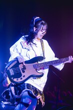 TOMOMI（B, Vo / SCANDAL）（Photo by Takeshi Yao）