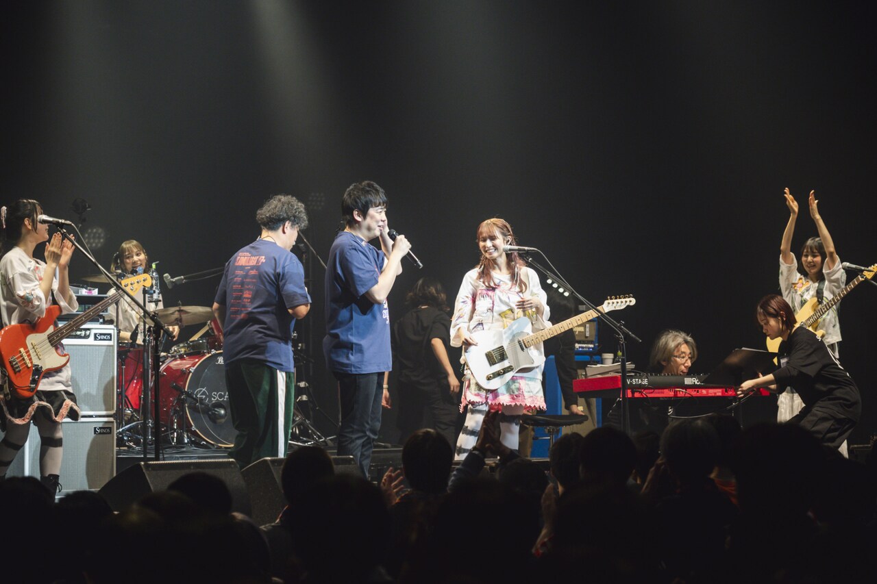 SCANDALのステージに呼び込まれたスキマスイッチ。（Photo by Takeshi