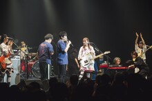 SCANDALのステージに呼び込まれたスキマスイッチ。（Photo by Takeshi Yao）