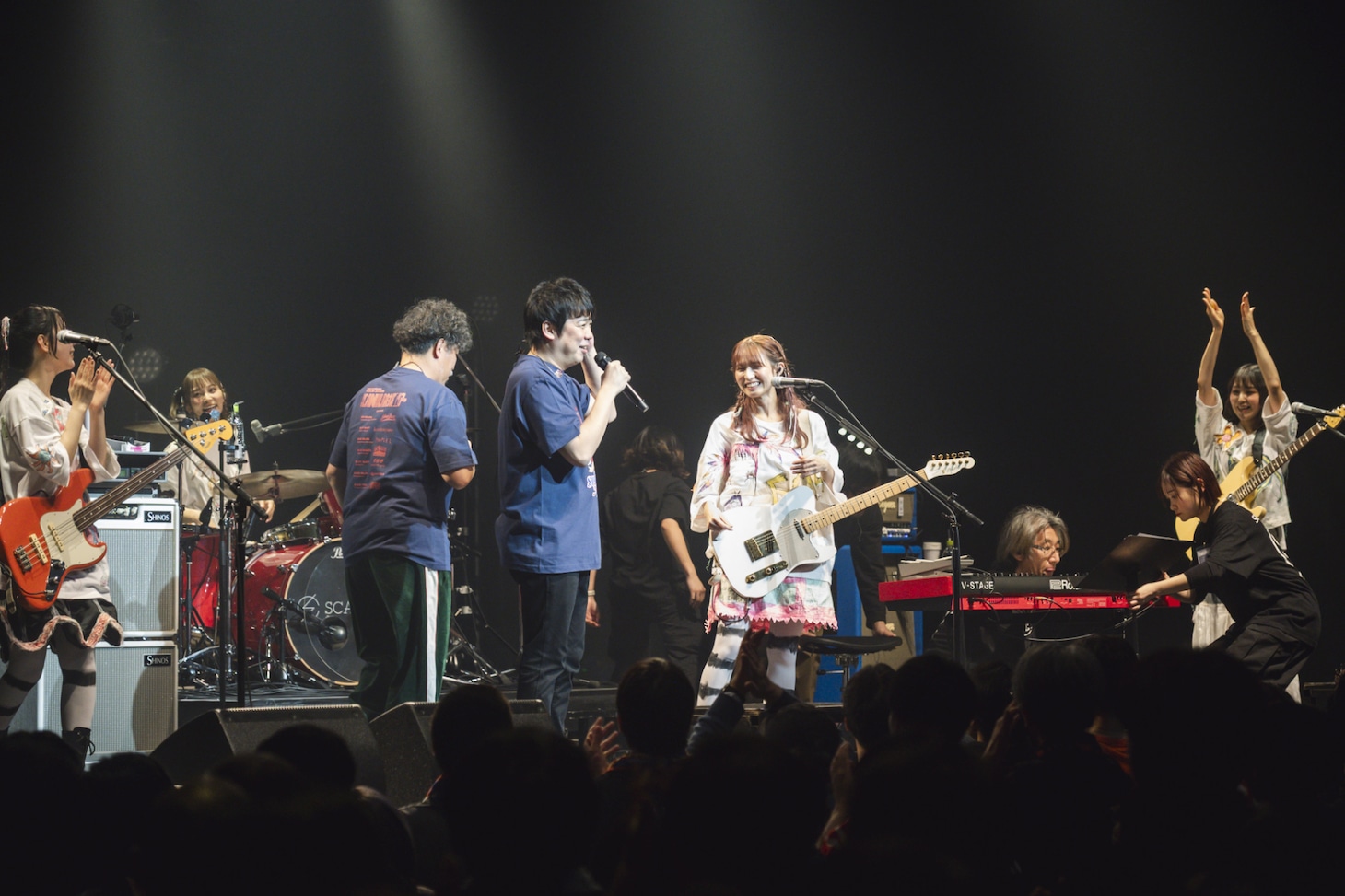 SCANDALのステージに呼び込まれたスキマスイッチ。（Photo by Takeshi Yao）