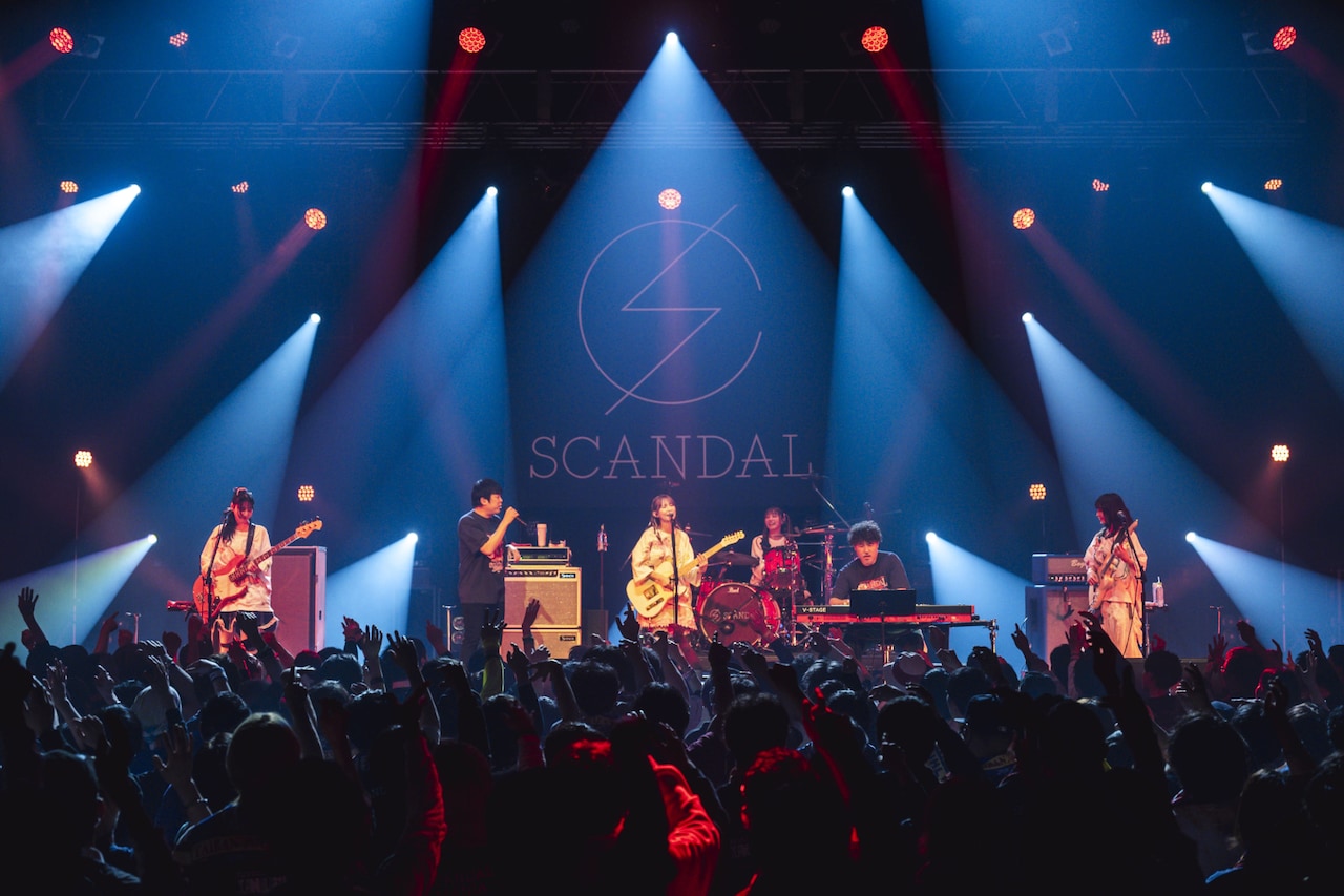スキマスイッチとコラボするSCANDAL。（Photo by Takeshi Yao） [画像