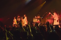 スキマスイッチとコラボするSCANDAL。（Photo by Takeshi Yao）