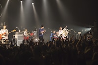 スキマスイッチとコラボするSCANDAL。（Photo by Takeshi Yao）