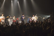 スキマスイッチとコラボするSCANDAL。（Photo by Takeshi Yao）