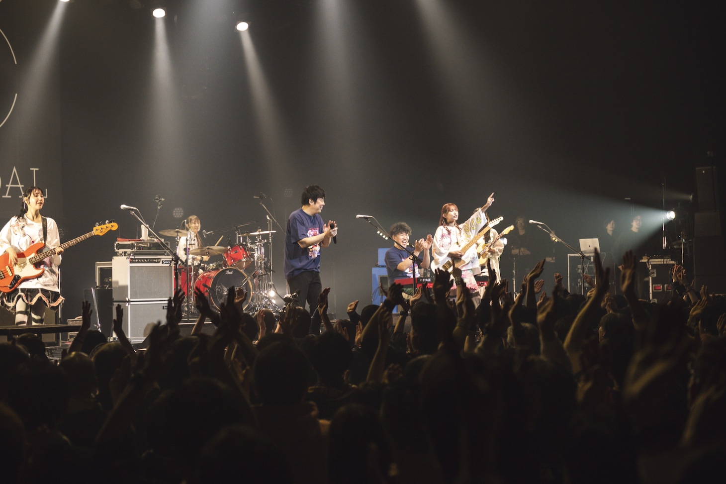 スキマスイッチとコラボするSCANDAL。（Photo by Takeshi Yao）