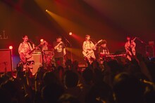 スキマスイッチとコラボするSCANDAL。（Photo by Takeshi Yao）