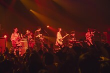 スキマスイッチとコラボするSCANDAL。（Photo by Takeshi Yao）