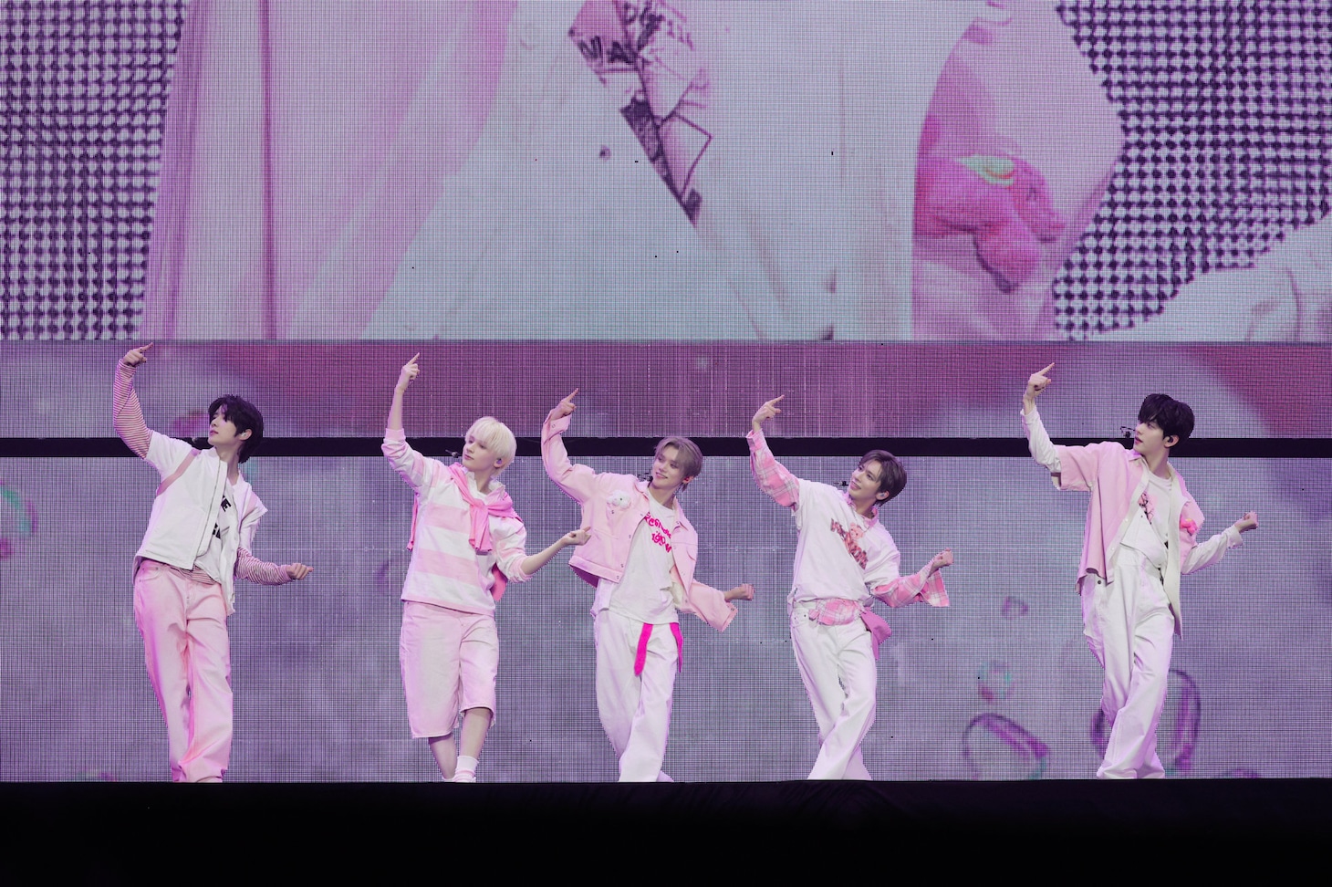 TOMORROW X TOGETHER。「2026 TXT MOA CON」より。