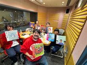 YMOのアナログ盤を手にした出演者たち。