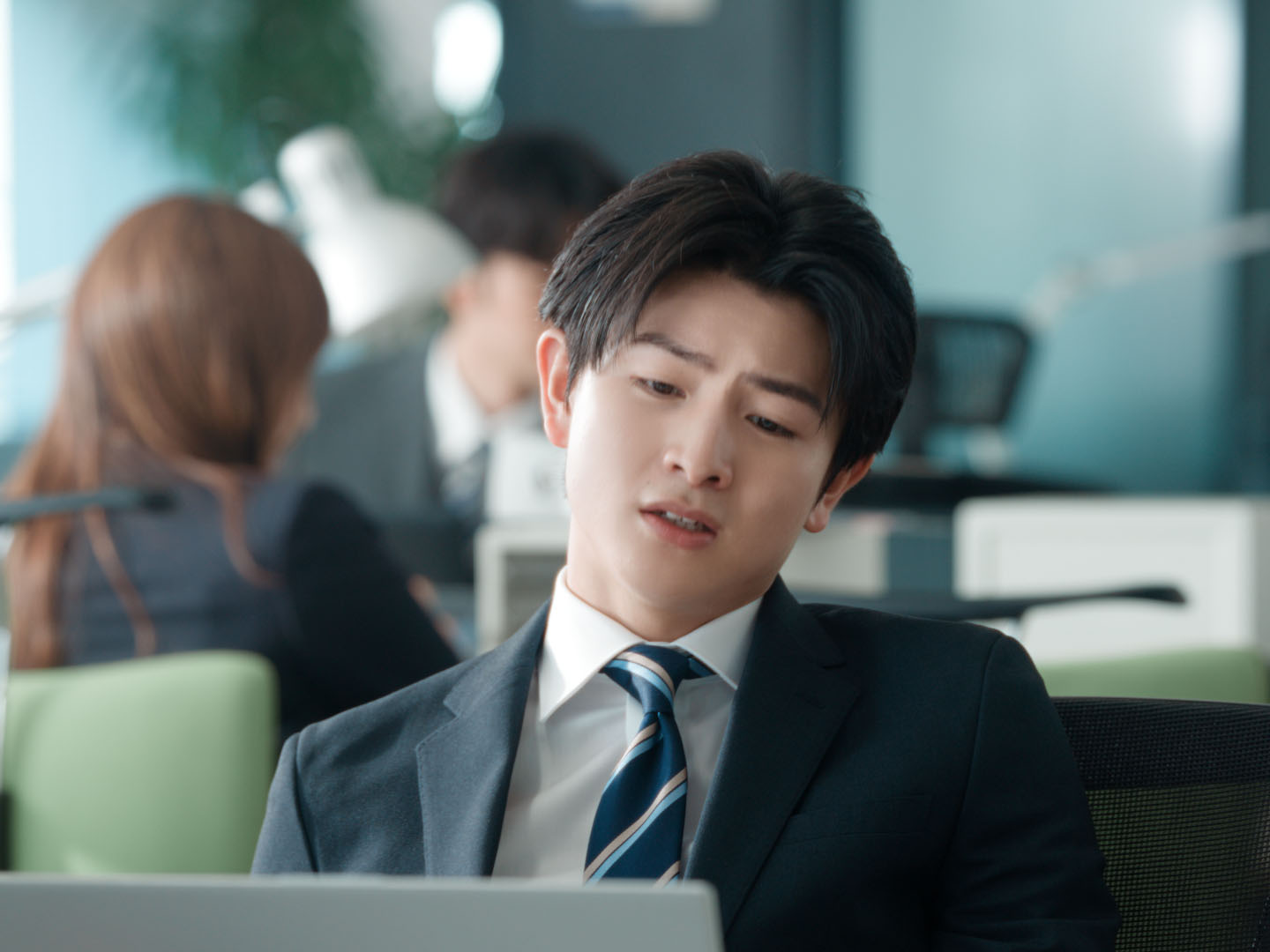 新Web CM「ジンジャー！ジャジャーン！」編より、仕事が捗らない柏木悠（超特急）。