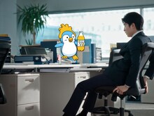 新Web CM「ジンジャー！ジャジャーン！」編より、ジンペンと共演する柏木悠（超特急）。