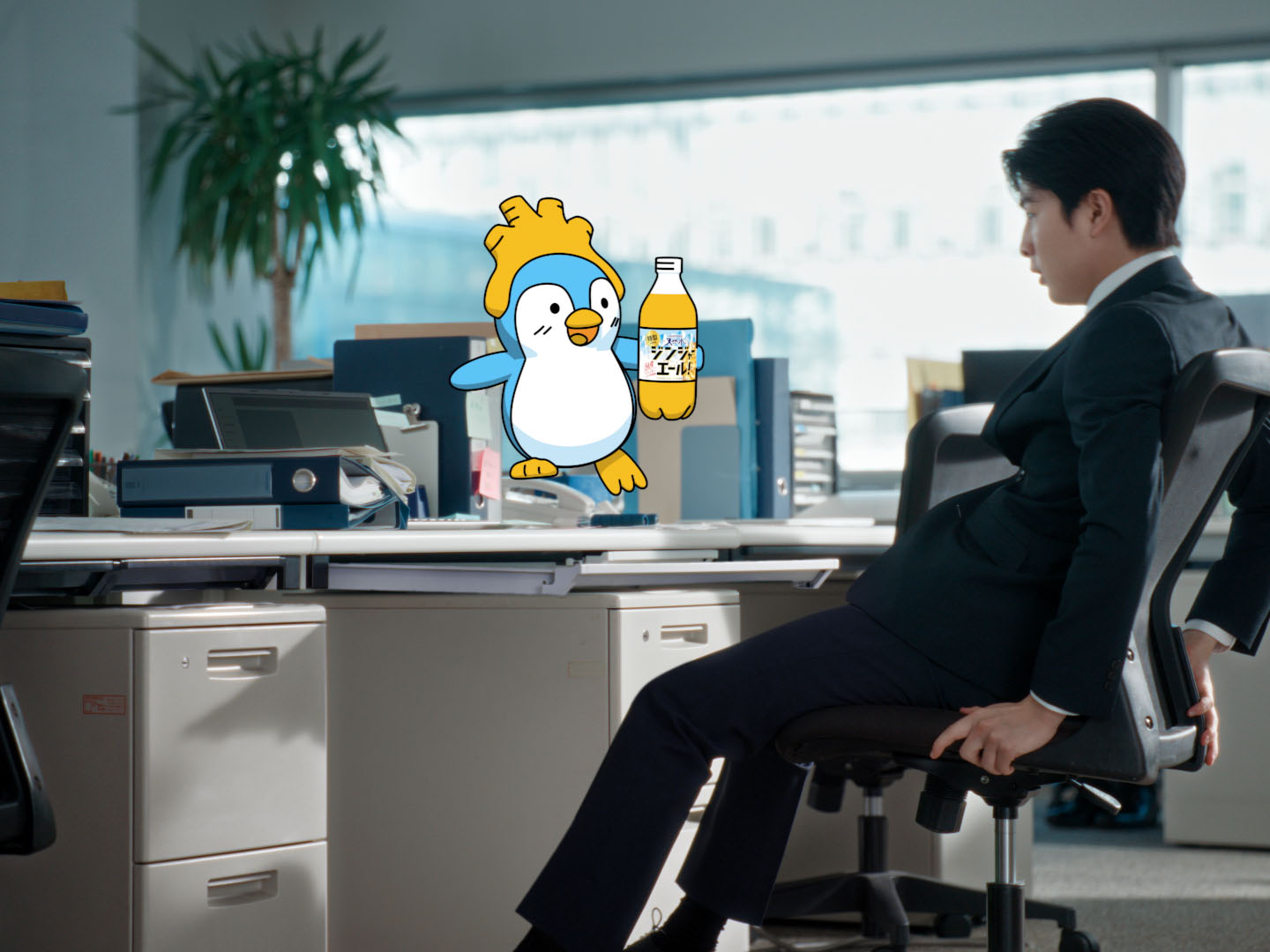 新Web CM「ジンジャー！ジャジャーン！」編より、ジンペンと共演する柏木悠（超特急）。