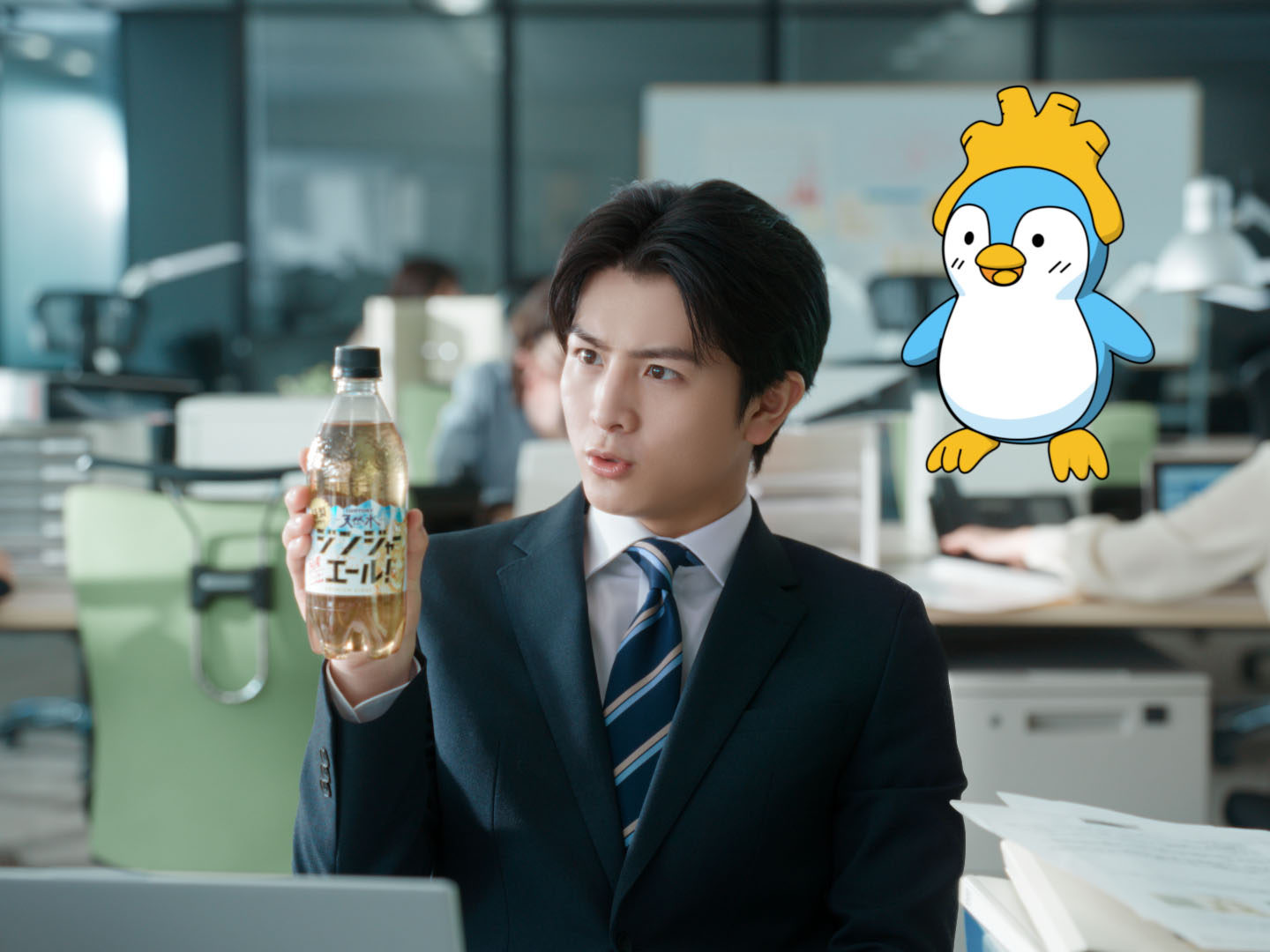 柏木悠（超特急）出演の「サントリー天然水 特製ジンジャーエール」新Web CM「ジンジャー！ジャジャーン！」編より。