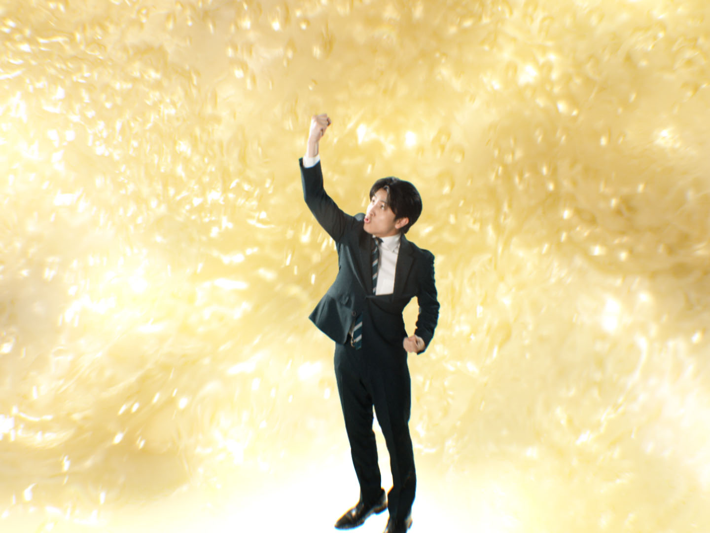 柏木悠（超特急）出演の「サントリー天然水 特製ジンジャーエール」新Web CM「ジンジャー！ジャジャーン！」編より。