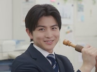 アルプホルンを奏でる柏木悠（超特急）。