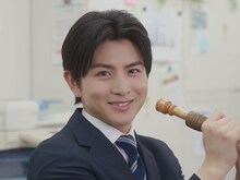 アルプホルンを奏でる柏木悠（超特急）。