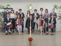 アルプホルンを奏でる柏木悠（超特急）。