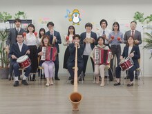 アルプホルンを奏でる柏木悠（超特急）。