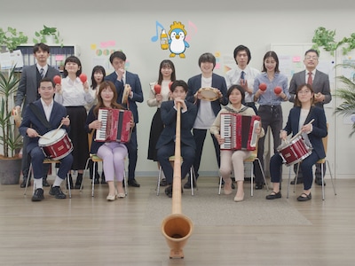 アルプホルンを奏でる柏木悠（超特急）。