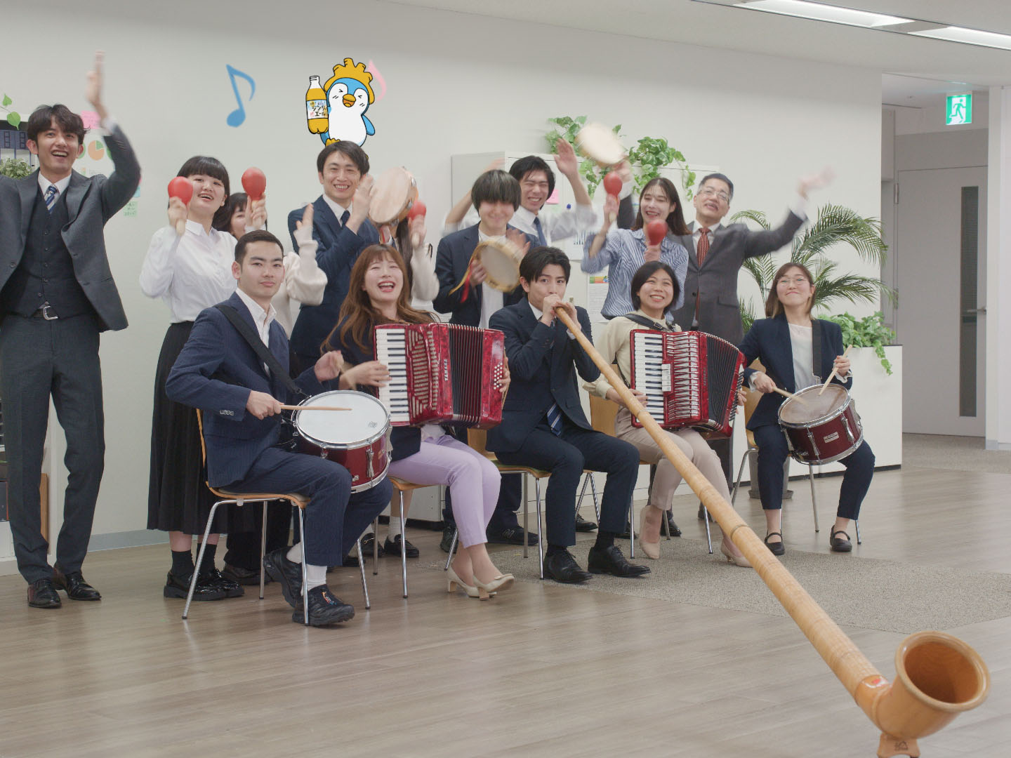 アルプホルンを奏でる柏木悠（超特急）。