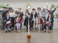 アルプホルンを奏でる柏木悠（超特急）。