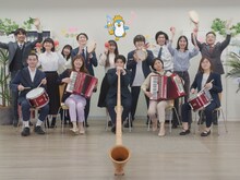 アルプホルンを奏でる柏木悠（超特急）。