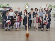 アルプホルンを奏でる柏木悠（超特急）。