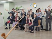 アルプホルンを奏でる柏木悠（超特急）。