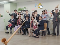 アルプホルンを奏でる柏木悠（超特急）。