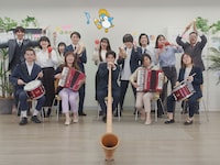 アルプホルンを奏でる柏木悠（超特急）。