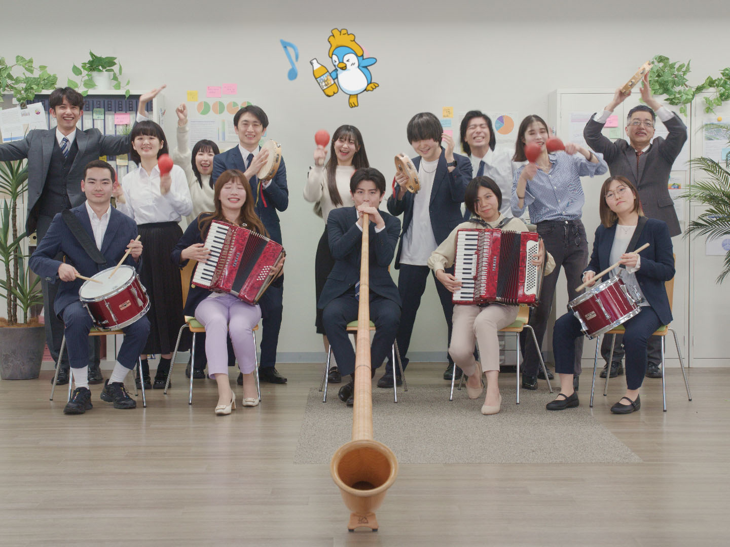 アルプホルンを奏でる柏木悠（超特急）。