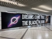 大阪・うめだエンタメウォールアベニューに掲出中の巨大アートワーク。