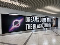 大阪・うめだエンタメウォールアベニューに掲出中の巨大アートワーク。