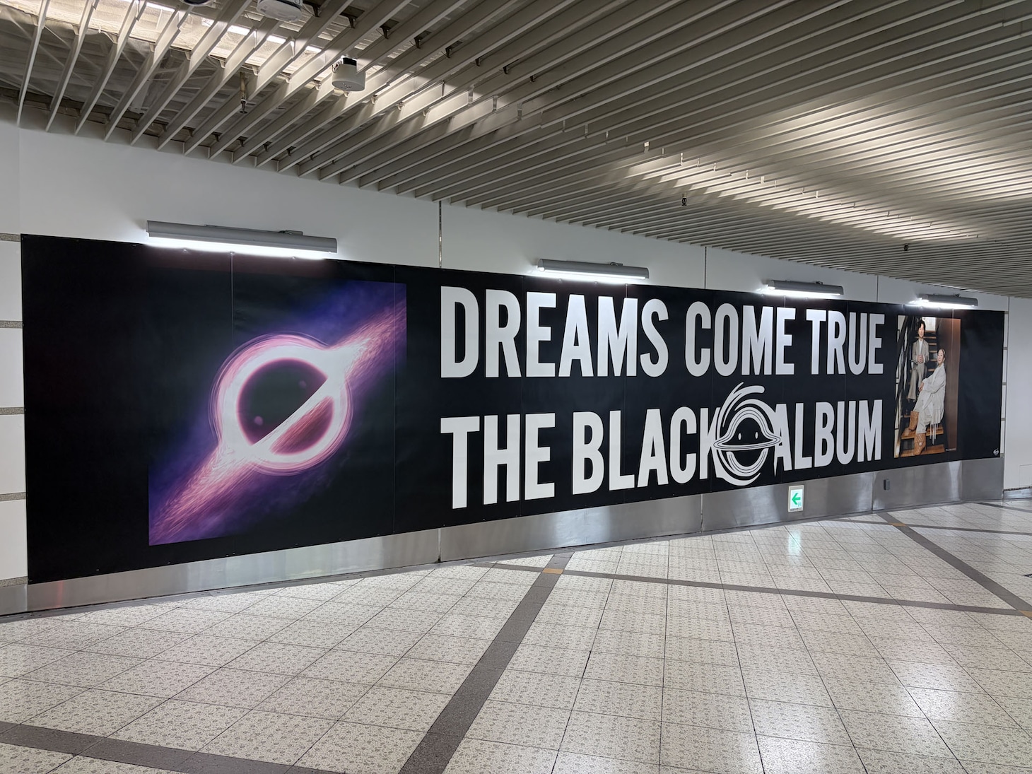 大阪・うめだエンタメウォールアベニューに掲出中の巨大アートワーク。