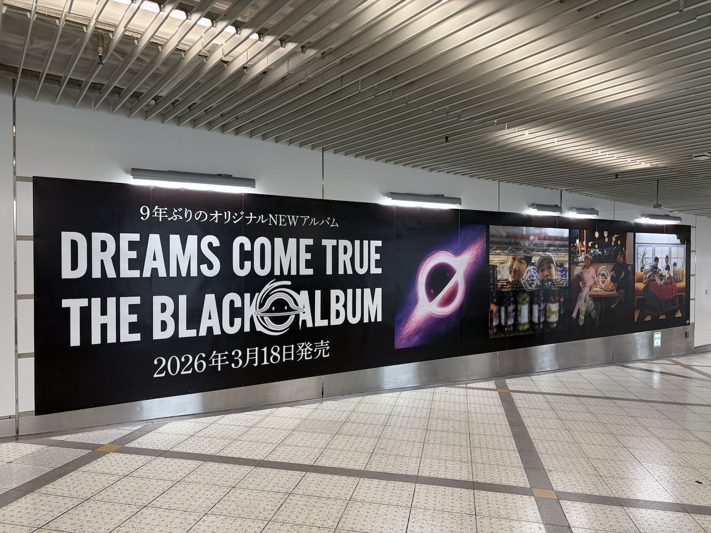 大阪・うめだエンタメウォールアベニューに掲出中の巨大アートワーク。